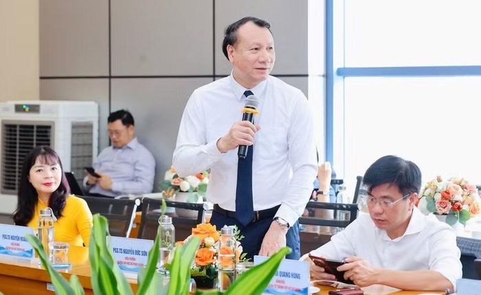 PGS.TS Nguyễn Đức Sơn - Hiệu trưởng Trường Đại học Sư phạm Hà Nội trao đổi tại hội thảo.