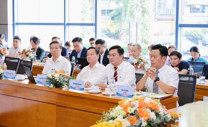 Thứ trưởng Bộ GD&amp;ĐT Lê Quân và các đại biểu, chuyên gia, nhà khoa học tham dự hội thảo.