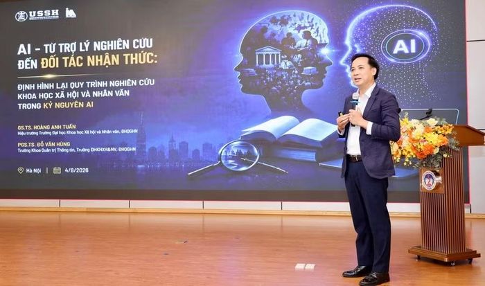 PGS.TS Đỗ Văn Hùng – Trưởng khoa Quản trị thông tin, Trường Đại học Khoa học Xã hội và Nhân văn (Đại học Quốc gia Hà Nội) tham luận tại hội thảo.