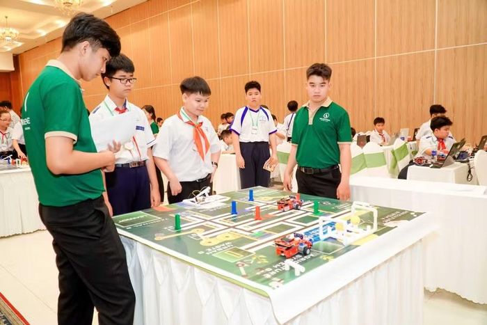 Học sinh Cần Thơ tham gia Cuộc thi Robothon cấp thành phố.