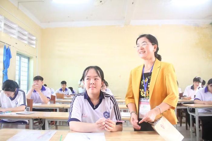 Bà Trần Thị Huyền, Giám đốc Sở GD&amp;ĐT TP Cần Thơ động viên thí sinh tham gia Kỳ thi tốt nghiệp THPT năm 2026.