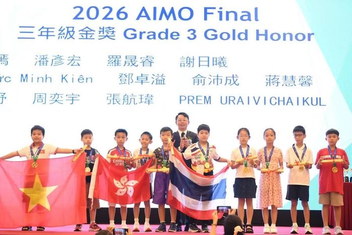 Học sinh Việt Nam và học sinh các nước nhận huy chương.