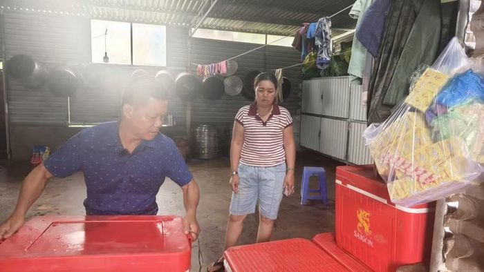 Ông Nguyễn Tất Hải - Phó phòng VHXH xã Ea Ktur kiểm tra cơ sở dịch vụ gia chánh. (Ảnh: Thế Hùng)