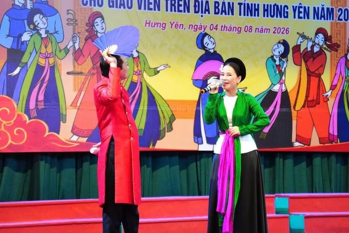 Giảng viên Trường Cao đẳng Văn hóa Nghệ thuật Thái Bình biểu diễn làn điệu chèo tại lớp bồi dưỡng.