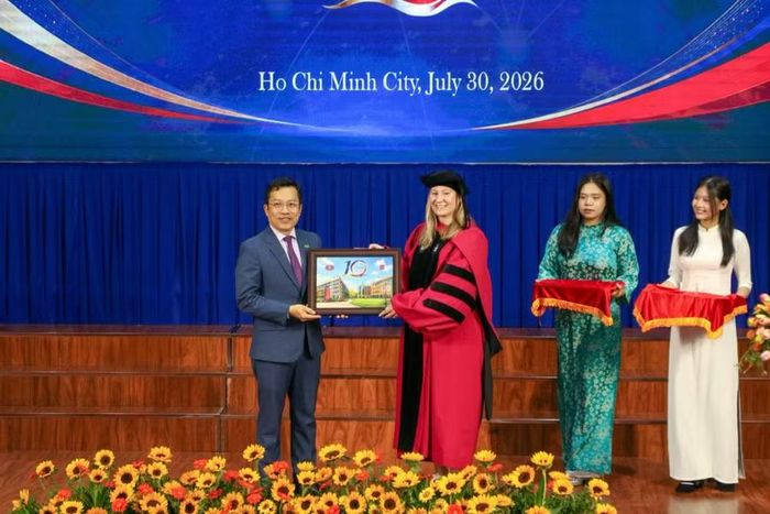  Đại diện Trường Đại học Khoa học Xã hội và Nhân văn TPHCM và Đại học Benedictine (Hoa Kỳ) kỷ niệm 10 năm hợp tác đào tạo. 