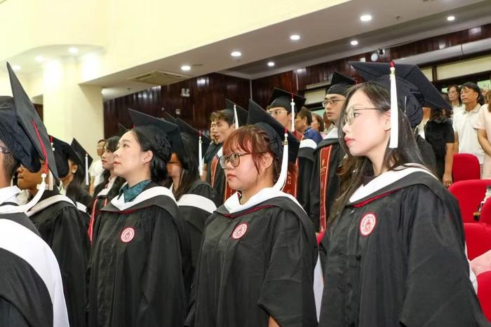 Các tân thạc sĩ trong ngày tốt nghiệp.