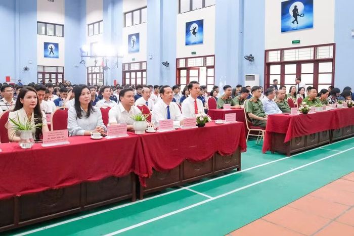 Đại biểu dự chương trình.