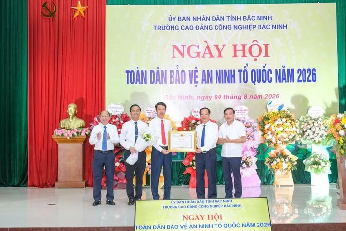 Trao Bằng khen của Chủ tịch UBND tỉnh Bắc Ninh cho đại diện lãnh đạo Trường Cao đẳng Công nghiệp Bắc Ninh.