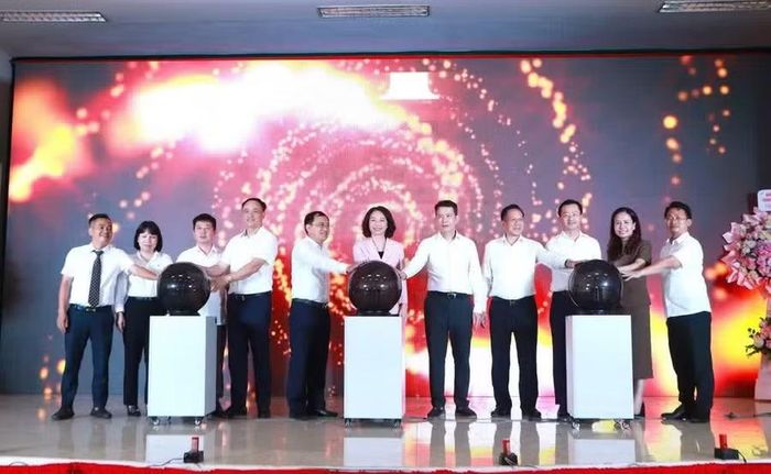 Đại biểu thực hiện nghi thức ra mắt mô hình thí điểm Nhà văn hóa - Khu thể thao tại xã Phú Xuyên.