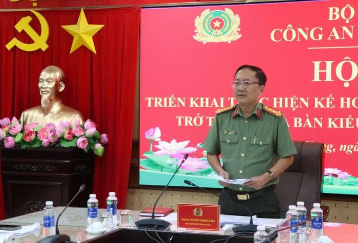 Đại tá Huỳnh Thanh Lâm, Phó Giám đốc Công an tỉnh An Giang, phát biểu tại hội nghị.