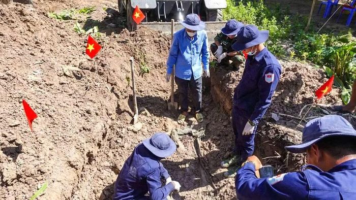 Đội K92 tìm kiếm hài cốt liệt sĩ trên địa bàn xã Kiên Lương.