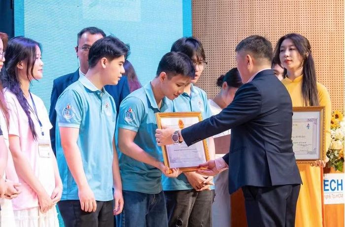 "Đã rất lâu kể từ thời cấp ba em mới được nghiêm túc quay trở lại học điều mình thực sự yêu thích. Olympic AI khiến em nhận ra mình không hề lép vế so với các bạn cùng trang lứa", Tùng chia sẻ.