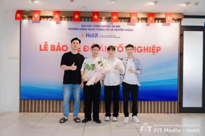 Phạm Văn Tùng cùng các bạn trong buổi bảo vệ đồ án tốt nghiệp