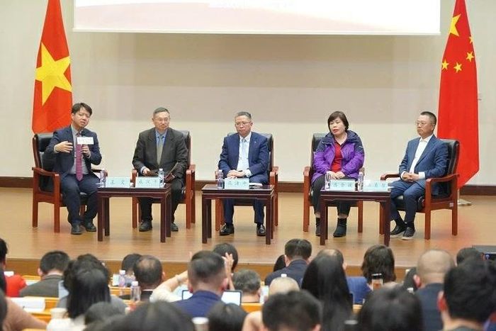 Sau mỗi thành quả đối ngoại có thể đo đếm bằng các chuyến thăm cấp cao, những thỏa thuận hợp tác hay các dấu mốc quan trọng luôn là áp lực, khó khăn và cả những hy sinh thầm lặng của đội ngũ cán bộ ngoại giao. Theo Đại sứ, điều gì đã giúp những người làm công tác đối ngoại luôn giữ vững bản lĩnh, nuôi dưỡng tình yêu Tổ quốc và sự kiên định với sứ mệnh của mình, dù ở bất cứ nơi đâu?