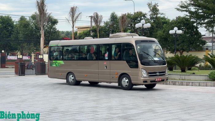 Ban Chỉ huy Bộ đội Biên phòng tỉnh Quảng Ngãi hỗ trợ phương tiện đưa thuyền viên bị nạn từ Cam Ranh về Quảng Ngãi. Ảnh: Văn Tánh