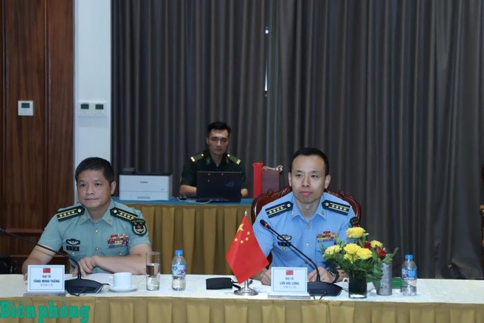 Đại tá Lưu Hải Long (ngoài cùng, bên phải) phát biểu tại hội đàm. Ảnh: Ngọc Lâm