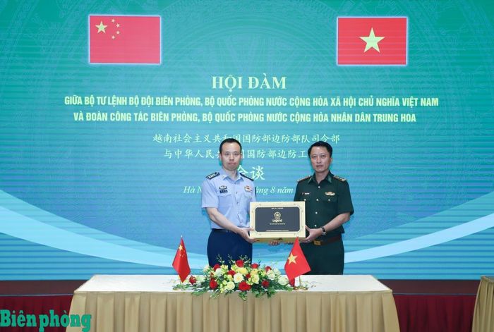 Đại tá Trần Nam Trung trao quà tặng Đại tá Lưu Hải Long. Ảnh: Ngọc Lâm