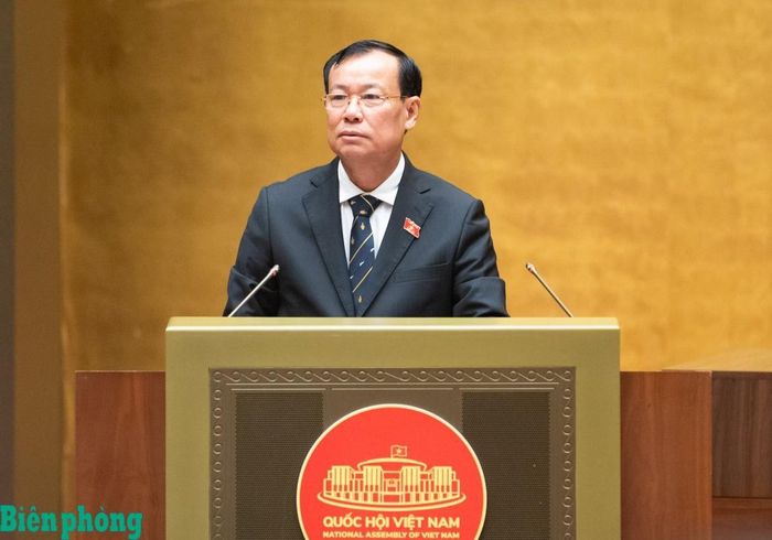 Chủ nhiệm Ủy ban Quốc phòng, An ninh và Đối ngoại của Quốc hội Lê Tấn Tới trình bày báo cáo thẩm tra về 2 dự án luật. Ảnh: QH