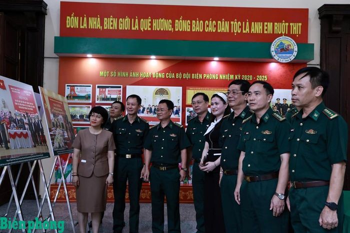 Các đại biểu tham quan ảnh trưng bày tại hội nghị. Ảnh: Thủy Nguyên