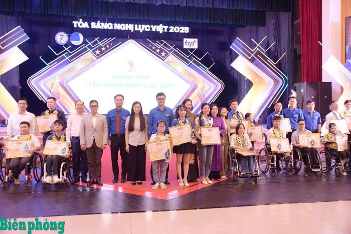 Lãnh đạo Trung ương Đoàn, Trung ương Hội Liên hiệp Thanh niên Việt Nam và các đơn vị đồng hành trao Bằng khen của Trung ương Hội Liên hiệp Thanh niên Việt Nam, biểu trưng của chương trình và sổ tiết kiệm cho các thanh niên khuyết tật được tuyên dương năm 2025. Ảnh: Thùy Chi