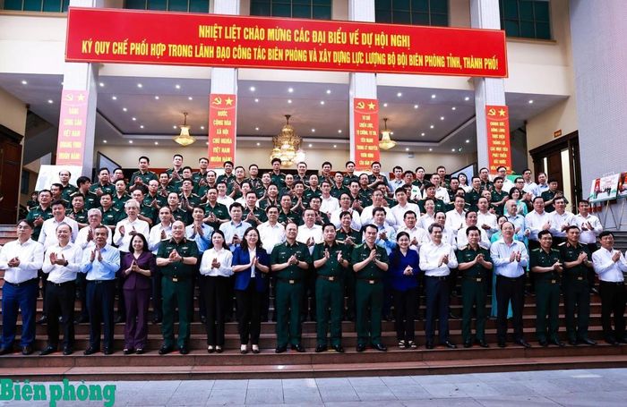 Các đại biểu chụp ảnh lưu niệm. Ảnh: Chiến Khu
