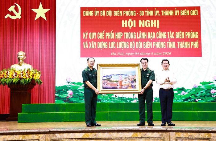 Lãnh đạo các Tỉnh ủy, Thành ủy trao quà lưu niệm tặng Đảng ủy Bộ đội Biên phòng. Ảnh: Chiến Khu