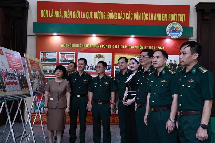 Các đại biểu tham quan gian trưng bày ảnh bên lề hội nghị. Ảnh: Thủy Nguyên