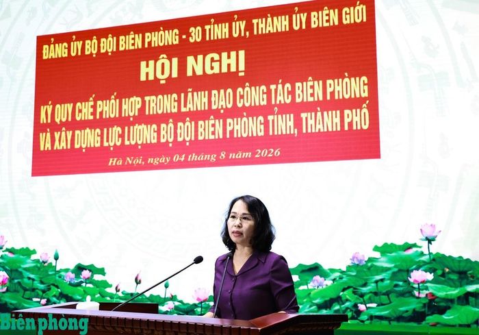 Đồng chí Trịnh Thị Minh Thanh, Phó Bí thư Thường trực Tỉnh ủy, Chủ tịch Hội đồng nhân dân tỉnh Quảng Ninh phát biểu tham luận tại hội nghị. Ảnh: Chiến Khu