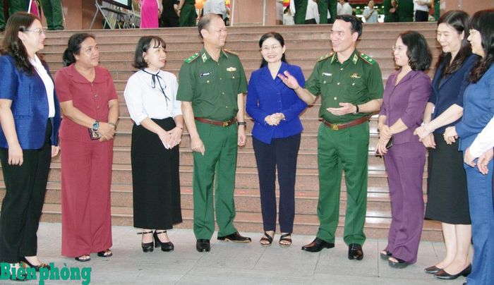 Trung tướng Vũ Trung Kiên và Trung tướng Nguyễn Anh Tuấn trò chuyện với các đại biểu bên lề hội nghị. Ảnh: Thu Minh