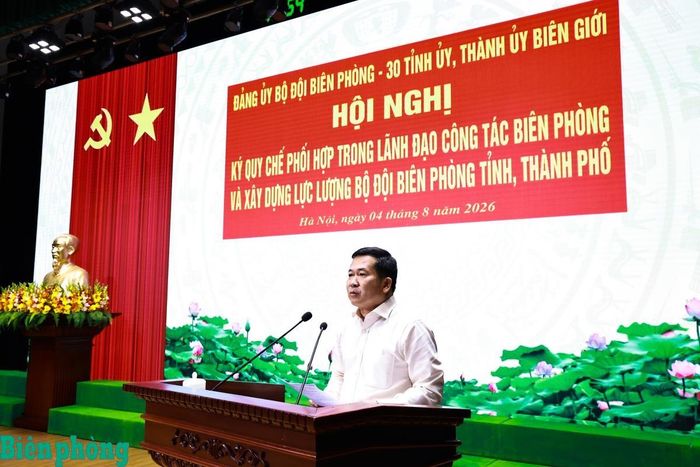 Đồng chí Đinh Văn Nơi, Phó Bí thư Tỉnh ủy An Giang, Bí thư Đảng ủy đặc khu Phú Quốc phát biểu tham luận tại hội nghị. Ảnh: Chiến Khu