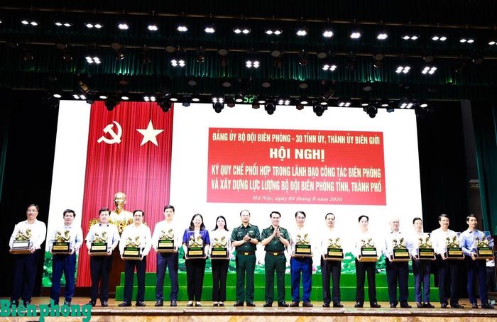 Trung tướng Vũ Trung Kiên và Trung tướng Nguyễn Anh Tuấn trao tượng “Bác Hồ với chiến sĩ Biên phòng” tặng các Tỉnh ủy, Thành ủy. Ảnh: Chiến Khu