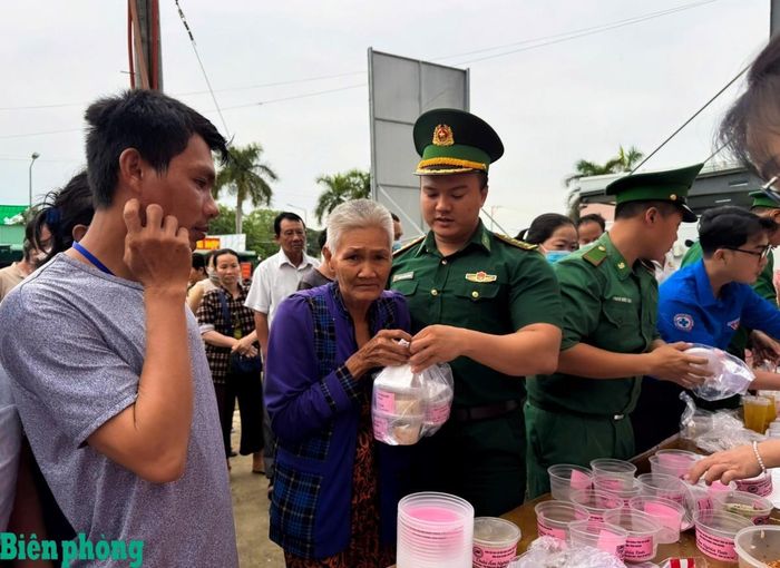 Đại úy Trương Hoàng Khang trao suất cháo miễn phí cho các bệnh nhân nghèo. Ảnh: Trung Thực