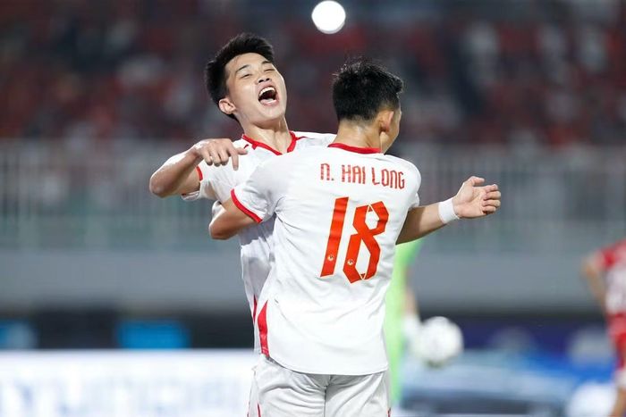 Bàn thắng sớm giúp các học trò HLV Kim Sang-sik cởi bỏ áp lực và chơi mượt mà, chủ động hơn trước đối thủ. Chưa đầy 10 phút sau, tới lượt Hai Long lập công với tình huống bứt tốc và dứt điểm kỹ thuật, đánh bại cả hậu vệ và thủ môn Indonesia.