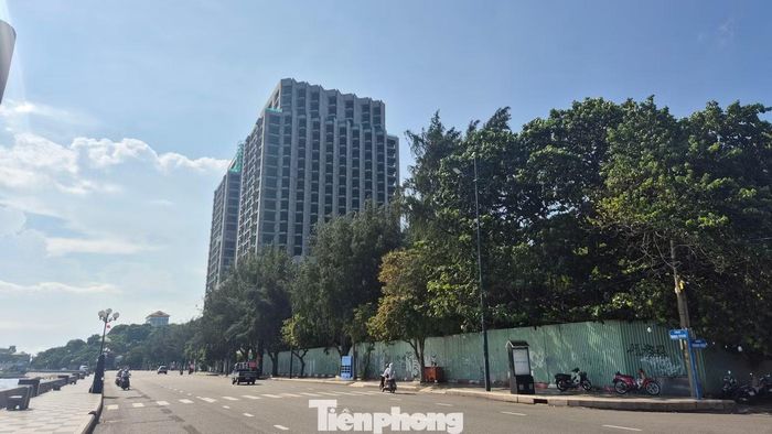 Mặt tiền biển Bãi Trước của Dự án khách sạn DoubleTree by Hilton Vũng Tàu và Tổ hợp đang quây tôn, cỏ cây um tùm