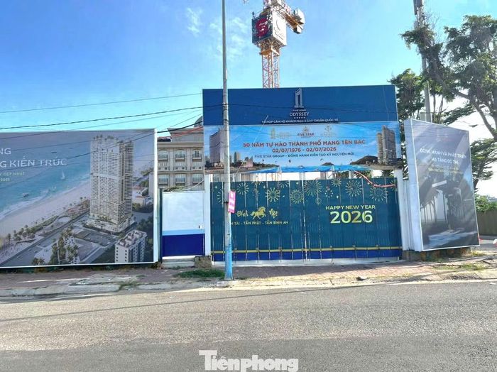 Dự án Five Star Odyssey tại số 165 Thùy Vân sau thời gian rầm rộ khởi công đến nay vẫn chỉ có bảng tôn, banner nổi bật giữa phố biển