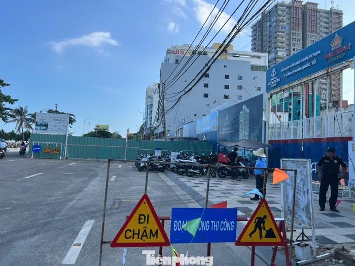 Dù đường Thùy Vân (Bãi Sau) đông đúc khách lưu thông nhưng đơn vị chủ đầu tư, nhà thầu bao chiếm từ vỉa hè, đến lòng đường để phục vụ thi công dự án của Công ty