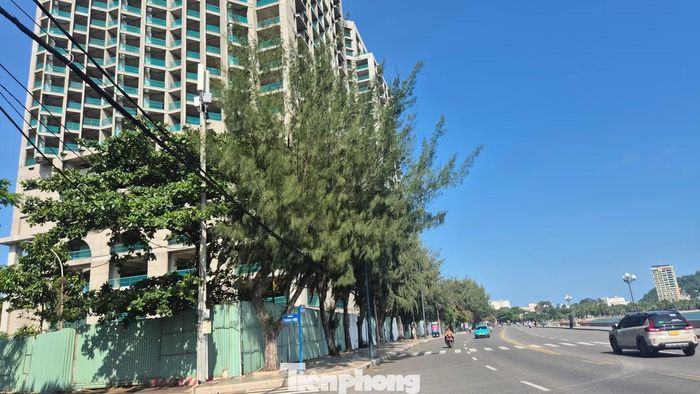 Khách sạn DoubleTree by Hilton Vũng Tàu "trơ khung" nổi bật giữa Bãi Trước, Vũng Tàu