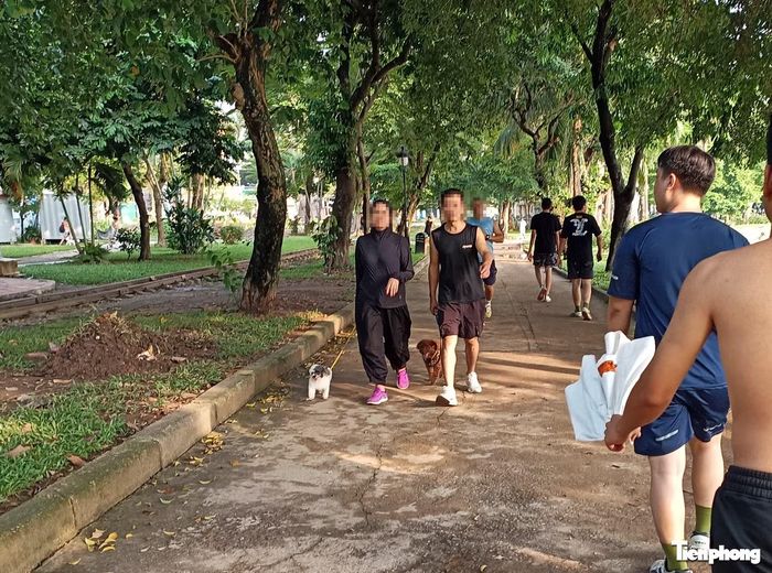 Đáng chú ý, có người xích chó nhưng lại không đeo rọ mõm vô tư đi lại nơi đông người.