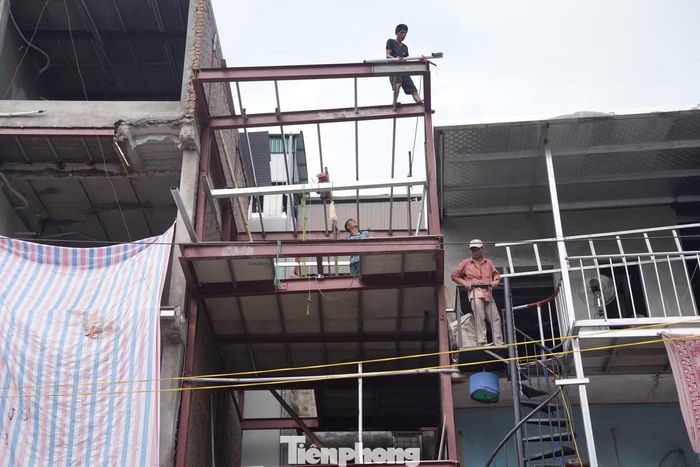 Nhiều nhà trên đường Nguyễn Khoái phải xây dựng mới do việc thu hồi ảnh hưởng đến kết cấu. Đa số đều xây dựng cột thép để thuận tiện di dời, tháo dỡ khi có quy hoạch tiếp theo.