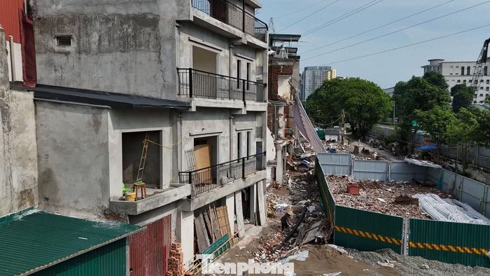 Do các hộ dân còn chờ quy hoạch Trục đại lộ cảnh quan sông Hồng nên đa số đều xây dựng, hoàn thiện ở mức độ vừa phải. "Tất cả trường hợp đều được phường tạo điều kiện thi công", đại diện phường thông tin.