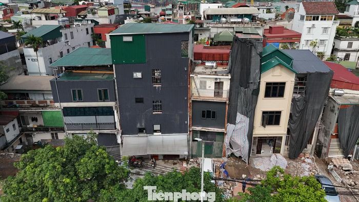 Bà Thủy cho rằng mọi người đang cố gắng xây dựng sớm để ổn định cuộc sống tại chỗ trước khi sang xã Thư Lâm tái định cư do công việc, con cái đều đang ở phía trung tâm thành phố.