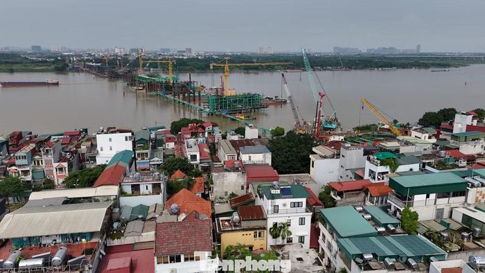 Bà Thủy (người dân trên phố Vạn Kiếp) cho biết thêm đa số người dân chọn xây khung nhà bằng thép để có thể tháo dỡ nhanh nếu có thông tin di dời do quy hoạch Trục đại lộ cảnh quan sông Hồng.