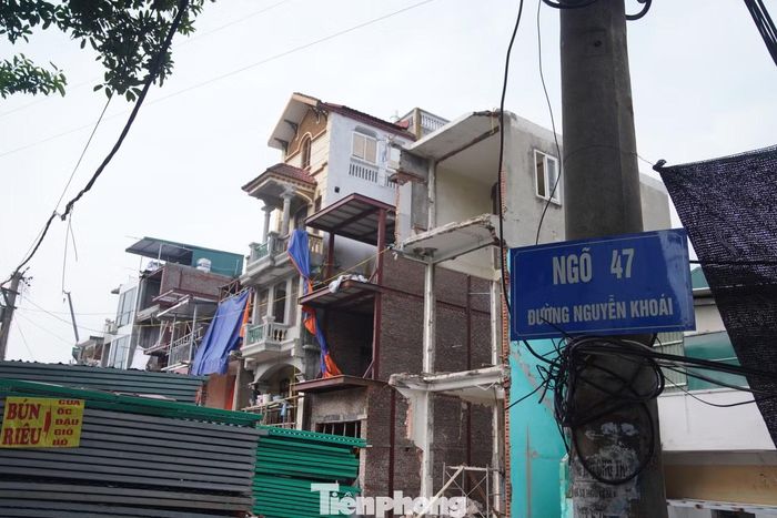 Cả trục đường Nguyễn Khoái đều đang như "đại công trường" xây dựng.