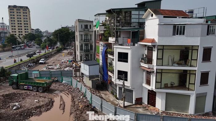 Những ngày này, ngoài công trường xây dựng cầu Trần Hưng Đạo đang đẩy nhanh tiến độ thi công, người dân tại các phố Nguyễn Khoái, Bạch Đằng cũng đang tất bật sửa sang lại nhà cửa để ổn định cuộc sống.