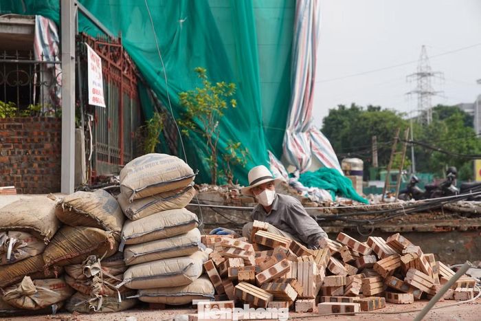Theo anh T., (đường Nguyễn Khoái), nhà anh ban đầu có hơn 60 m2. Sau khi thu hồi còn 23 m2, anh đang cho thợ phá phần tường dính liền với nhà liền kề. "Cột kèo được giữ nguyên, rất may là không ảnh hưởng nên sang sửa được mỗi tầng một phòng sinh hoạt", anh T. chia sẻ.