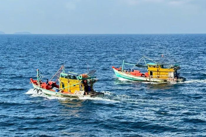 Tàu của ngư dân tham gia tìm kiếm trên vùng biển Phú Quốc. Ảnh: BTL Vùng 5 Hải Quân.