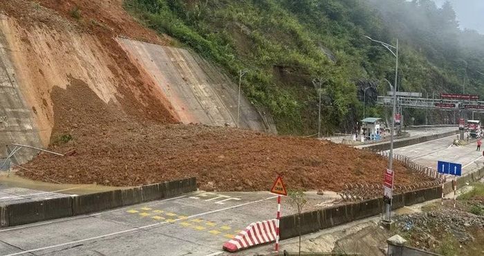 Lực lượng chức năng căng dây cảnh báo, tổ chức phân luồng tại khu vực Trạm thu phí Km12+600 (ĐT155) trên QL4D.