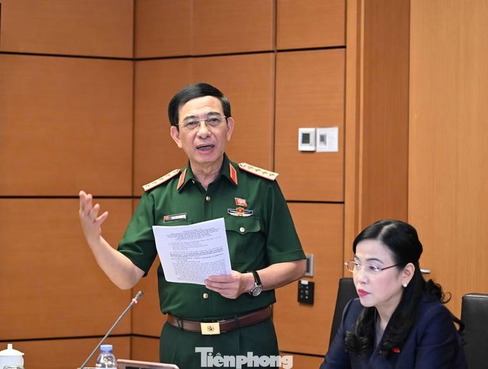  Đại tướng Phan Văn Giang phát biểu tại phiên thảo luận ở tổ. (Ảnh: Như Ý) 