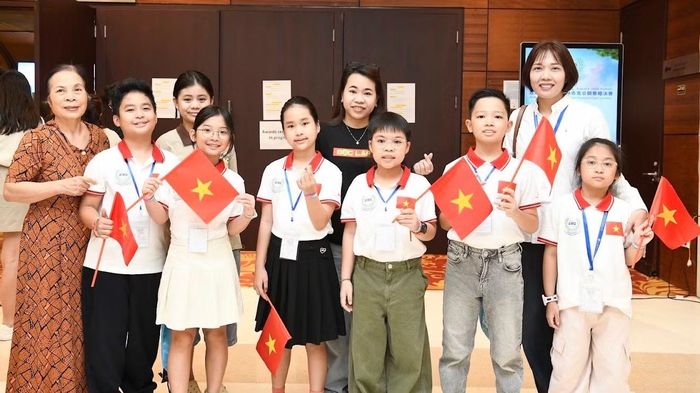 Học sinh Việt Nam trước giờ trao giải