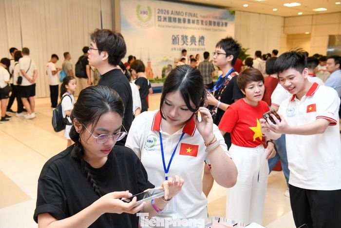 Trước giờ trao giải, khu vực sảnh chính Trung tâm Hội nghị Quốc gia đông kín thí sinh và phụ huynh. Các đoàn liên tục ghi lại những khoảnh khắc lưu niệm trước bảng tên sự kiện trong không khí sôi động của ngày bế mạc.